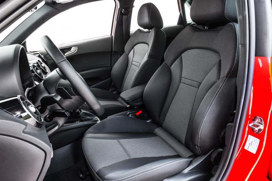 Интерьер Audi A1 Sportback TFSI S-Line (8X) 2016 года  (LA) (фото 9 из 12)